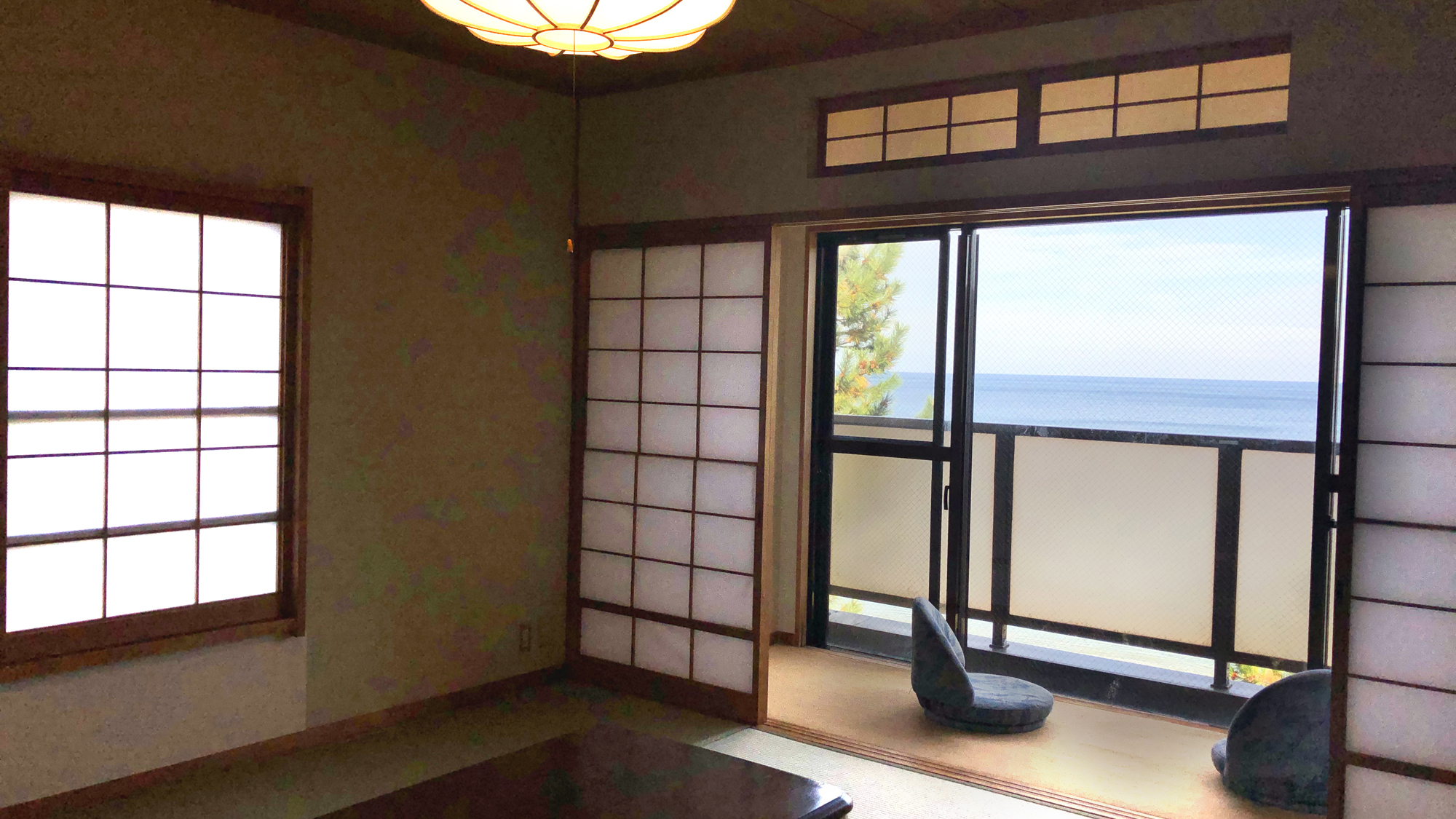 【オーシャンビュー和室】日本海が眺められます。冬季はコタツをご用意。