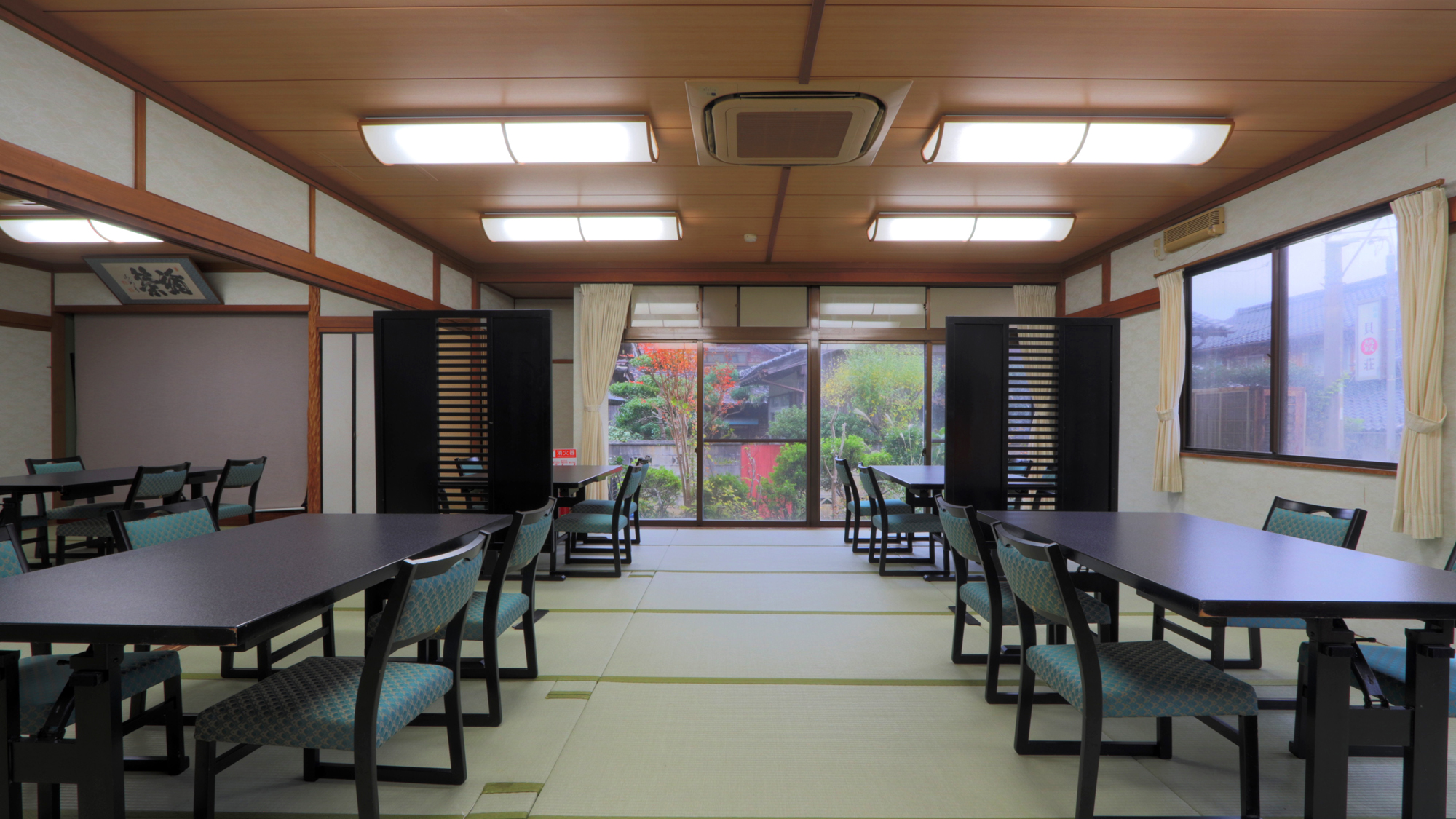 【お食事処】広々とした空間。昼食プランでは四季折々の景色もお食事もお楽しみいただけます