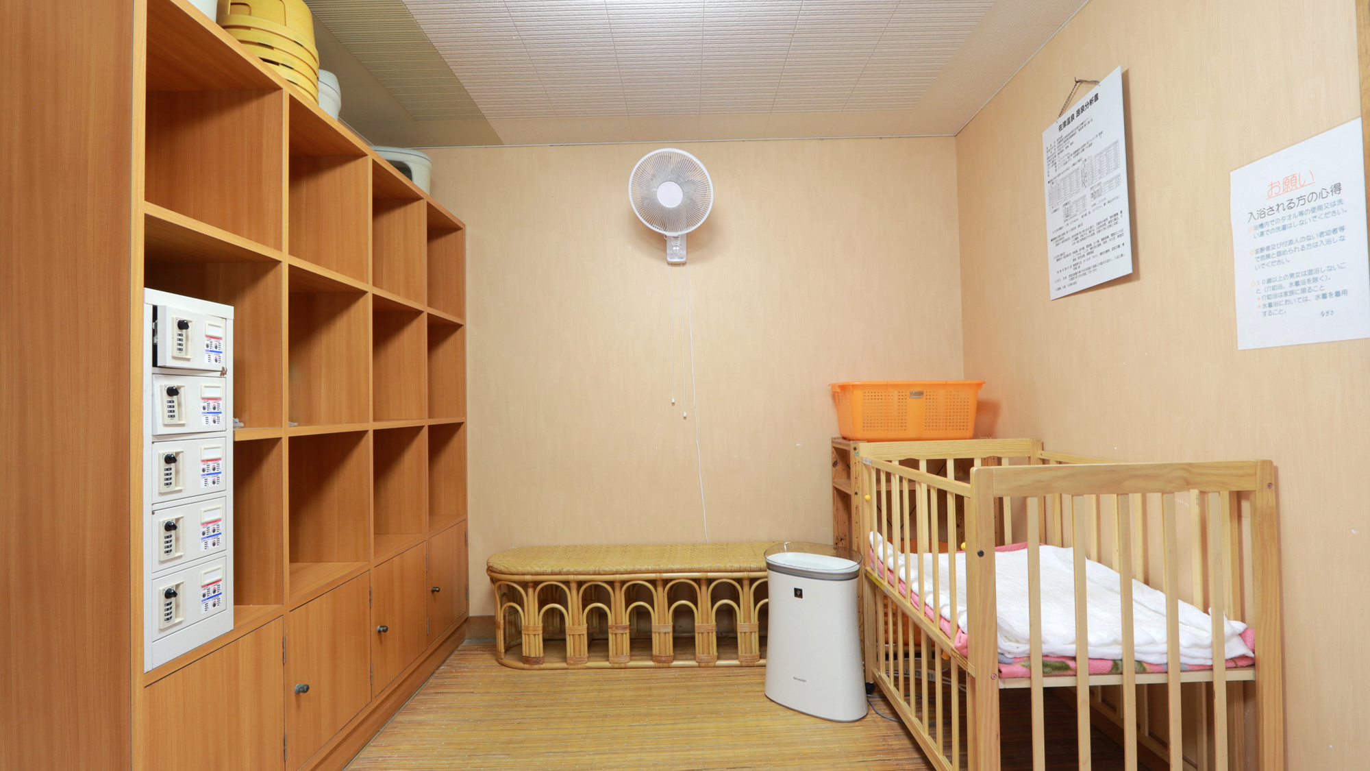 女湯の脱衣所にはベビーベッドも完備しております。小さなお子様も安心してご一緒に入浴いただけます
