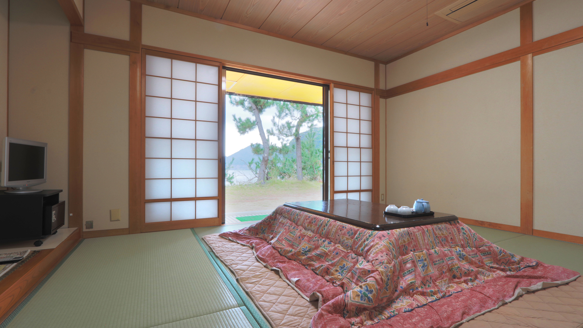 【オーシャンビュー和室】日本海が眺められます。田舎ならではのゆったりとした雰囲気でお過ごしください。