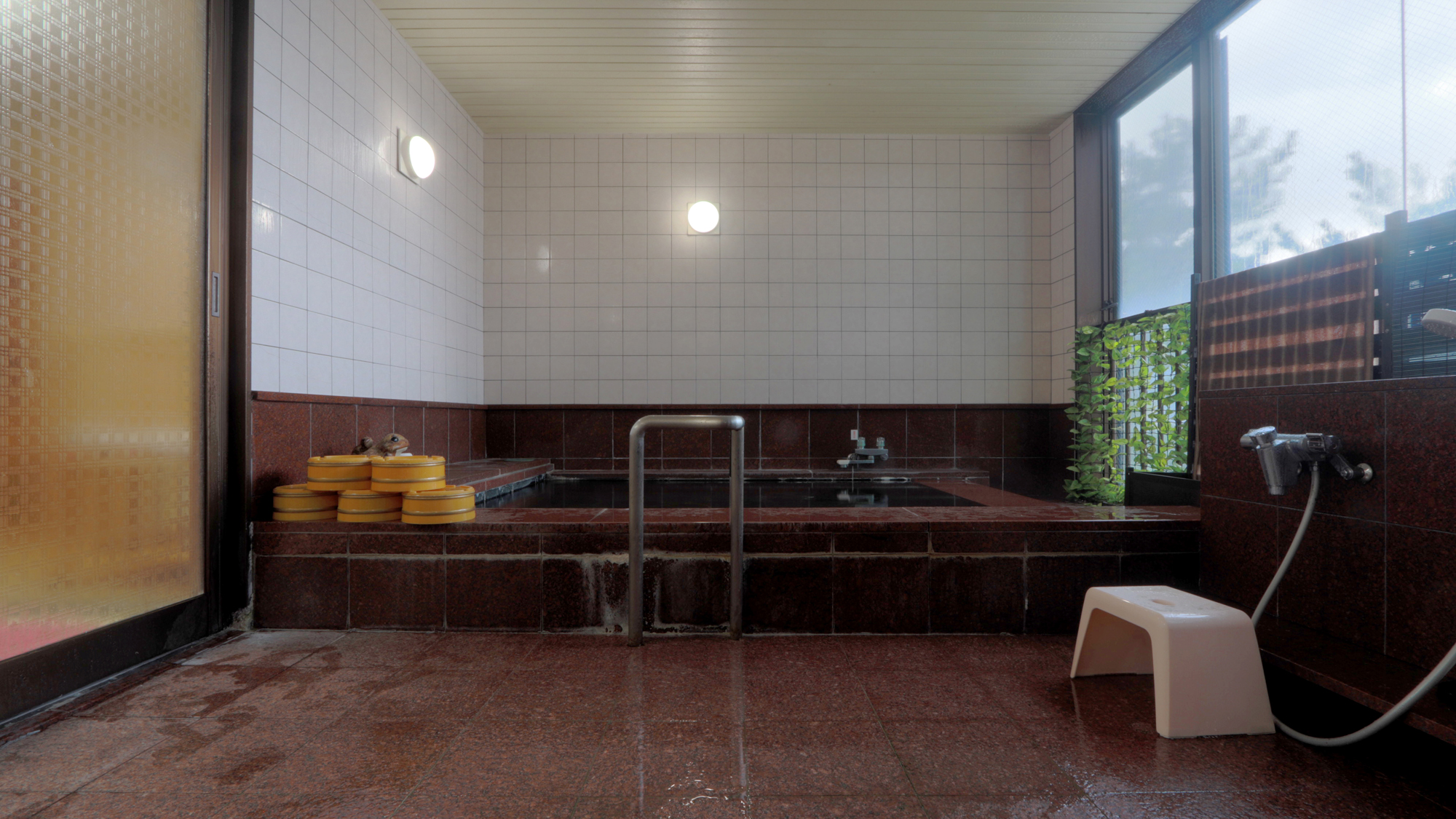 当館人気の展望風呂は2階にございます。夕暮れ時等、日本海の景色を楽しみつつ温泉をお楽しみ下さい