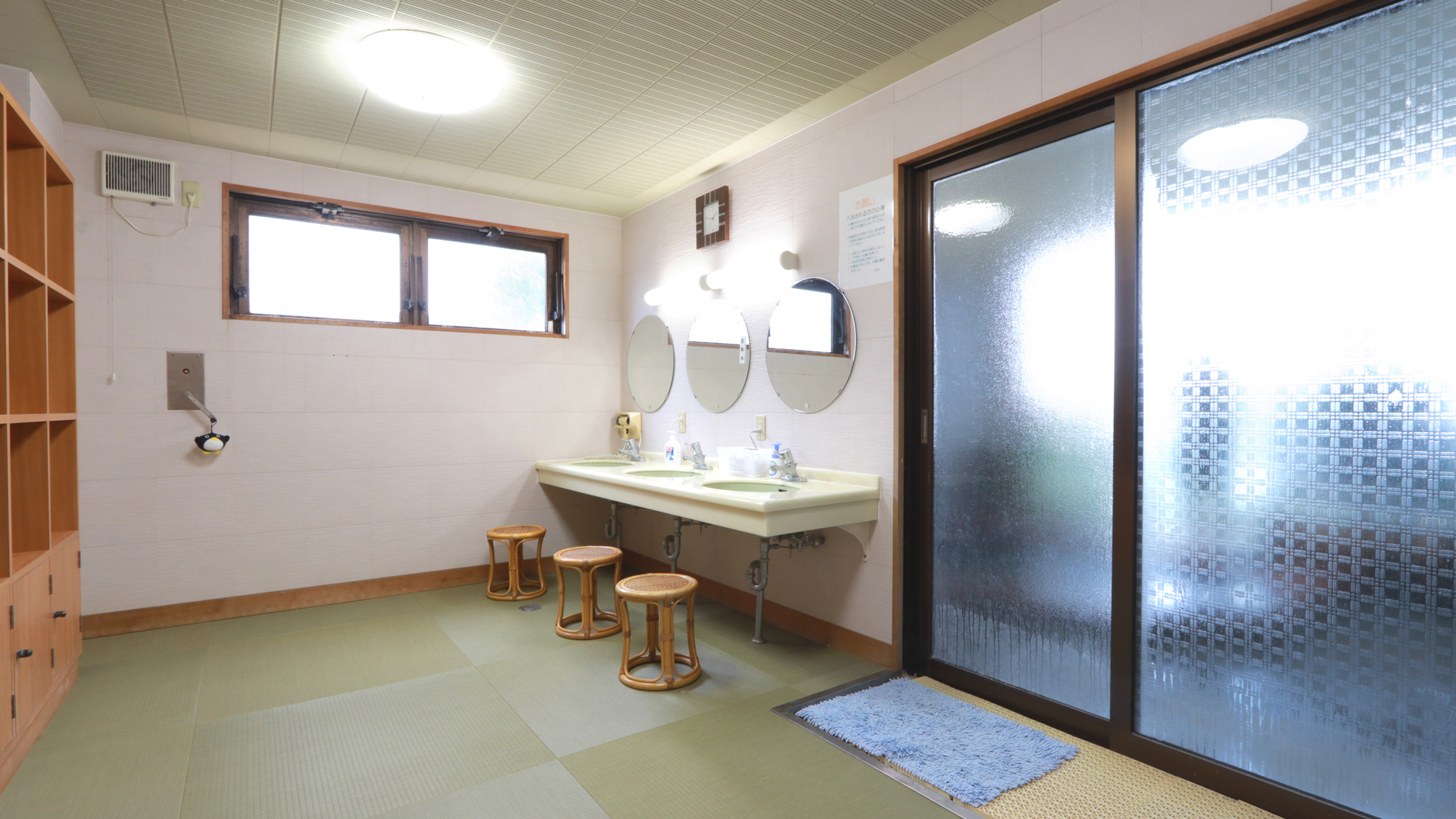 【男湯の脱衣所】広々とした空間です。日帰り昼食でも温泉がご利用いただけます