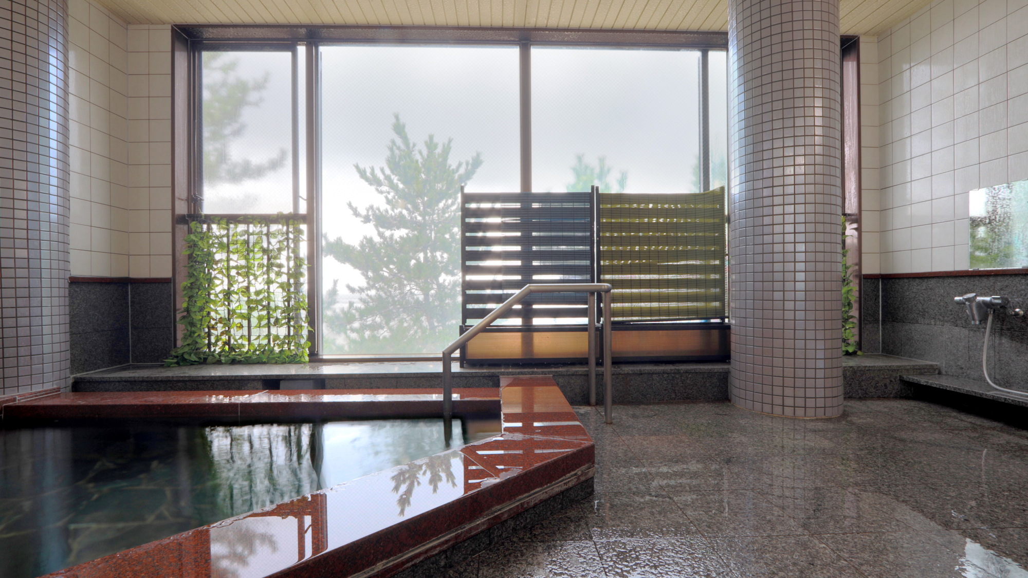 当館自慢の展望風呂は佐津温泉でございます。身体の芯から温まります。