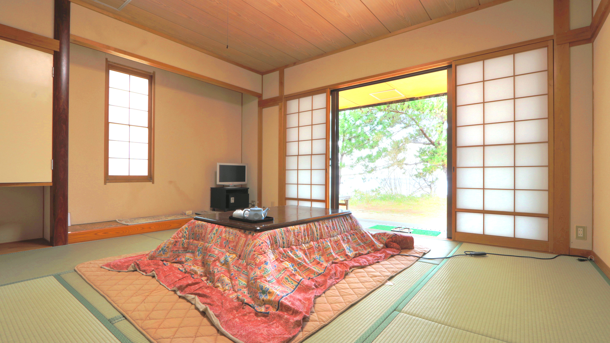 【オーシャンビュー和室】お部屋からは日本海が眺められます。冬季はコタツでぽっかぽか。