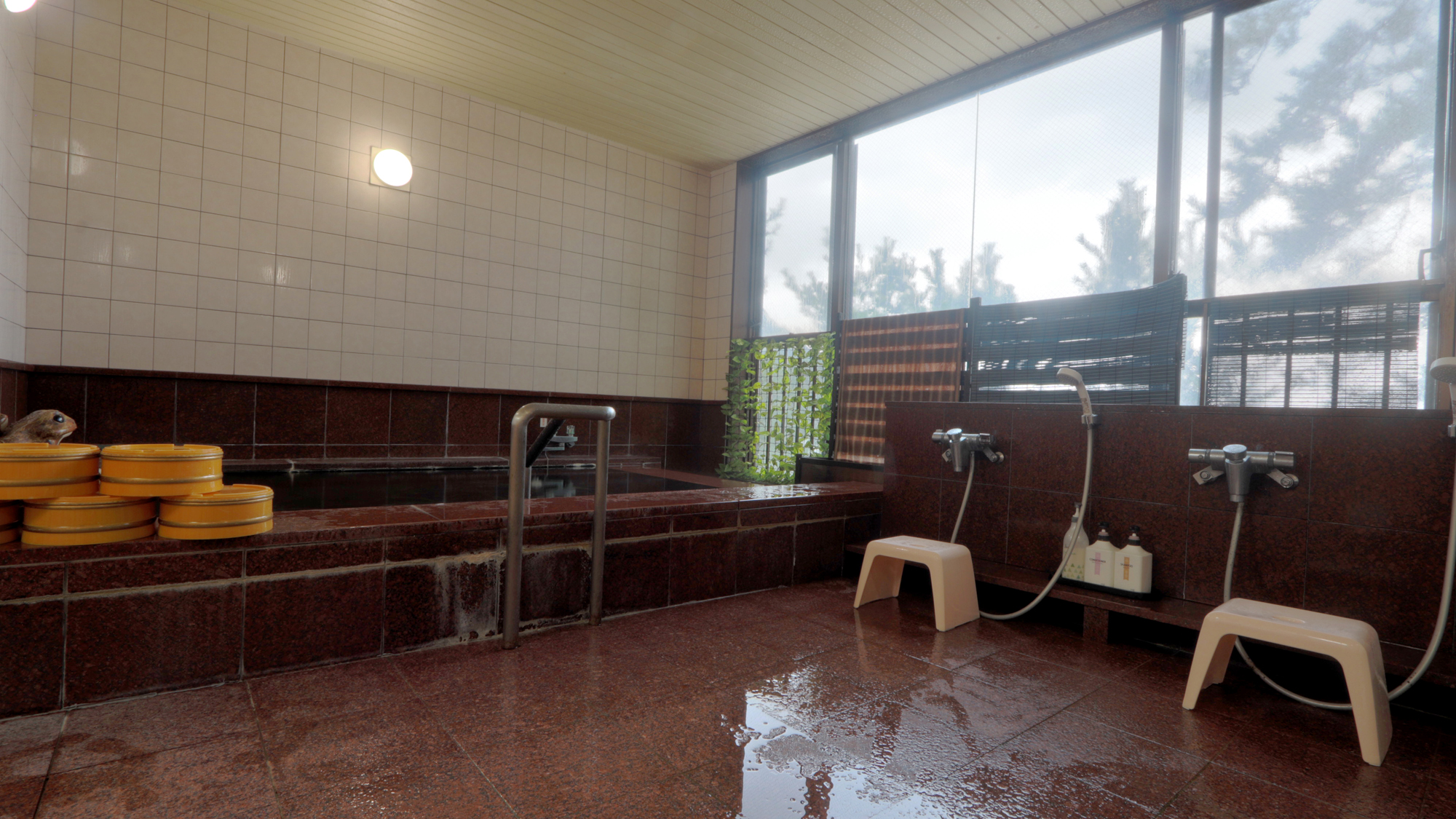 当館人気の展望風呂は2階にございます。夕暮れ時等、日本海の景色を楽しみつつ温泉をお楽しみ下さい。