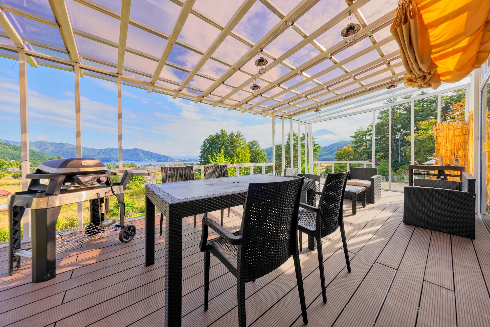 LAKESITEROOMのウッドデッキ