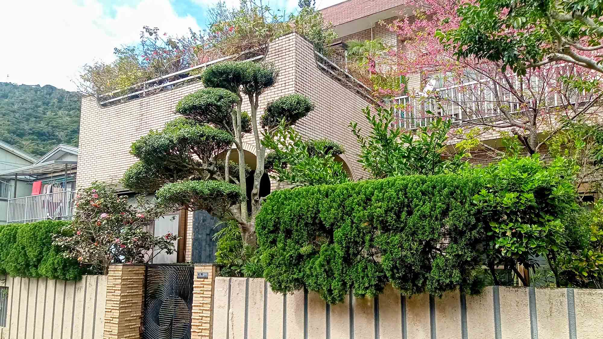 ・【外観】当施設からは山の景色を楽しめ、朝仁海岸までは徒歩で約19分と最高のロケーションです！