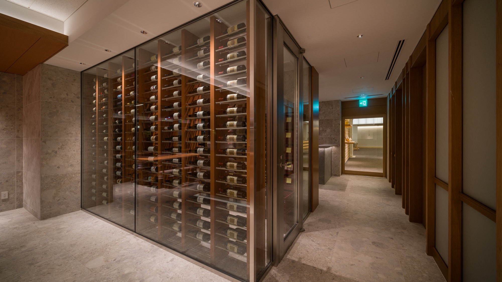 レストラン　ワインセラー