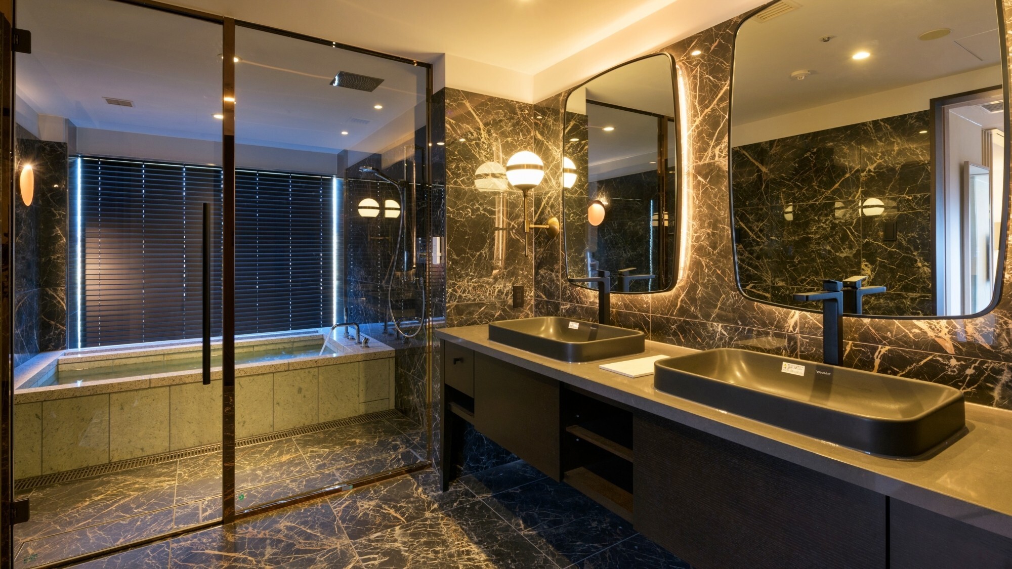 【ジュニアスイート】広々とした浴槽には大理石を使用。高級感と快適さを兼ね備えたビューバスルーム。