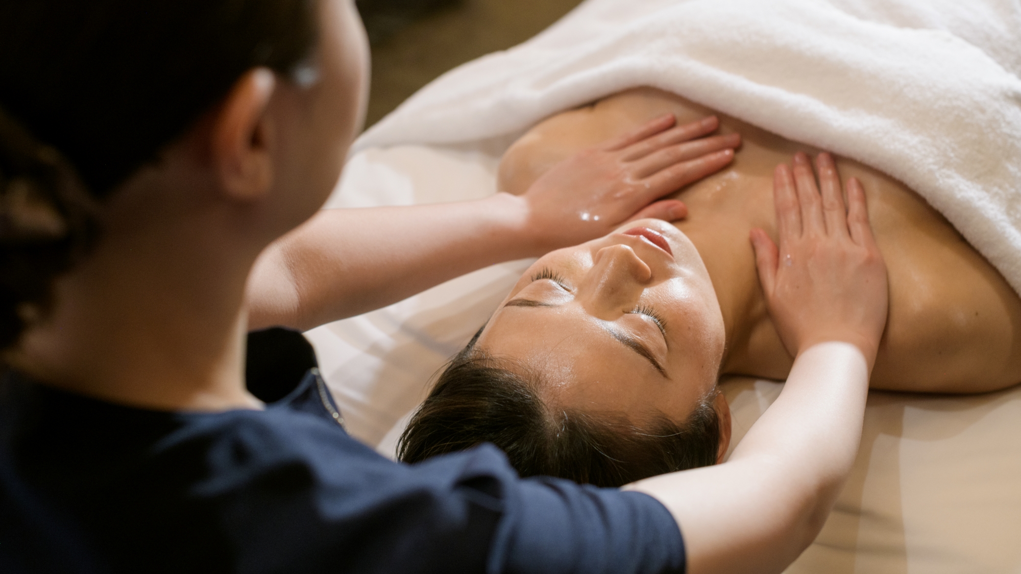 【Wellness Spa ReLabo】天然の精油を使用したオールハンドトリートメントをご提供。