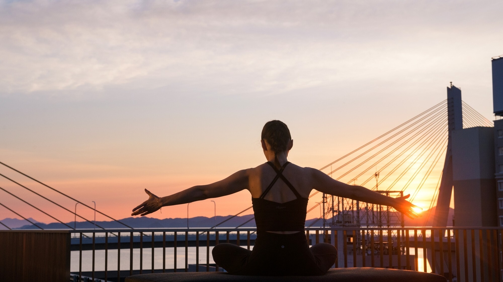 【YogaFit Studio禅】青森市中心市街地を一望するウッドデッキで目覚めのヨガを体感します。