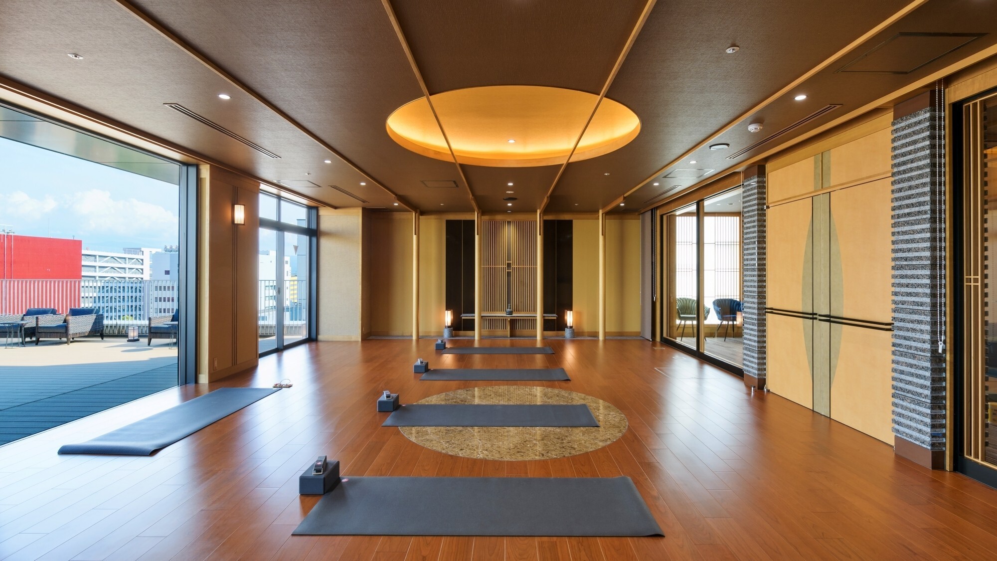 【YogaFit Studio禅】和の設計匠・松葉啓氏によってデザインされた、禅を意識した和の空間。