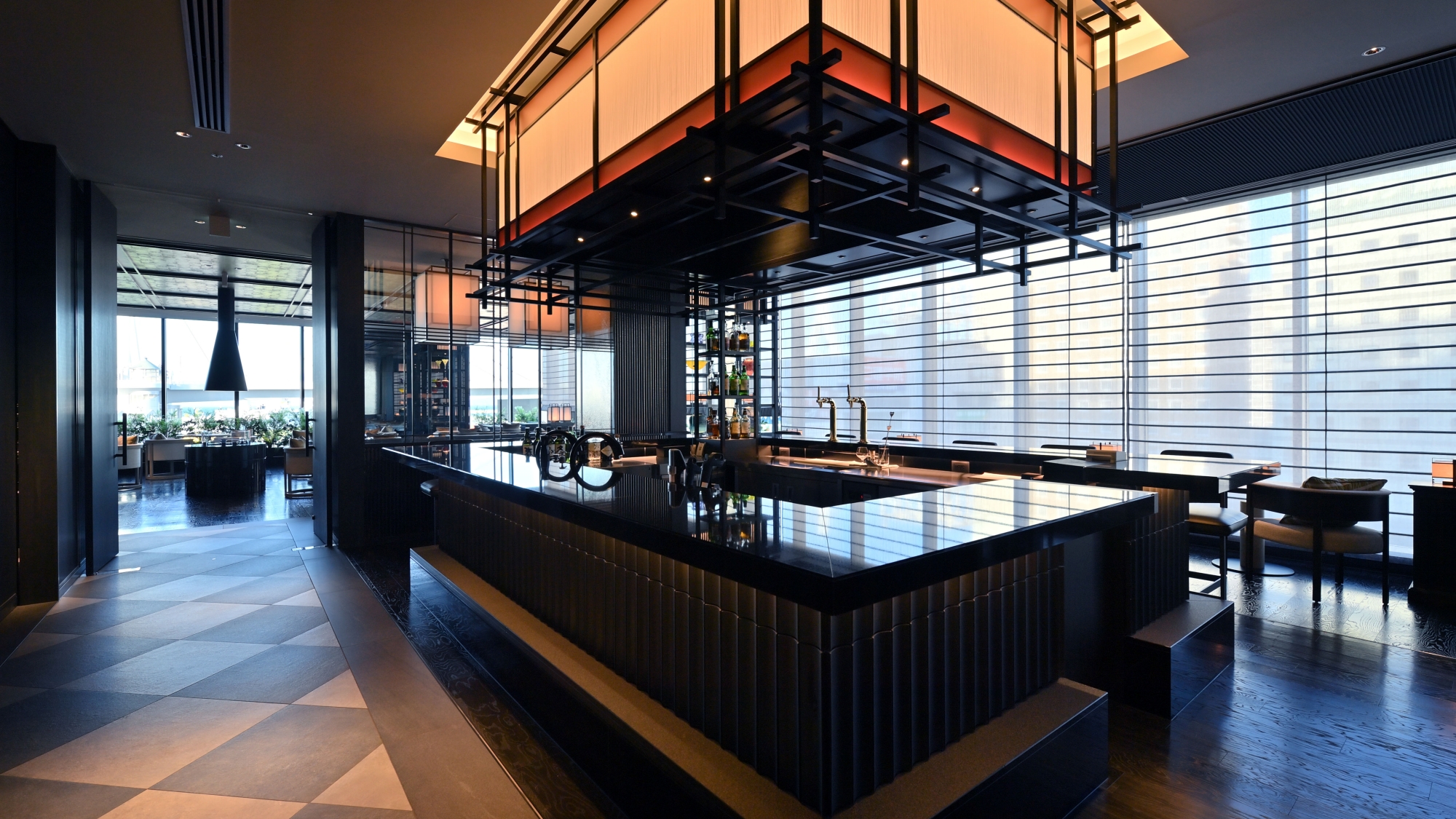 【ダイニング】朝夕はダイニング、夜はバーとして。時間帯で様々な表情を見せるダイニングルーム。
