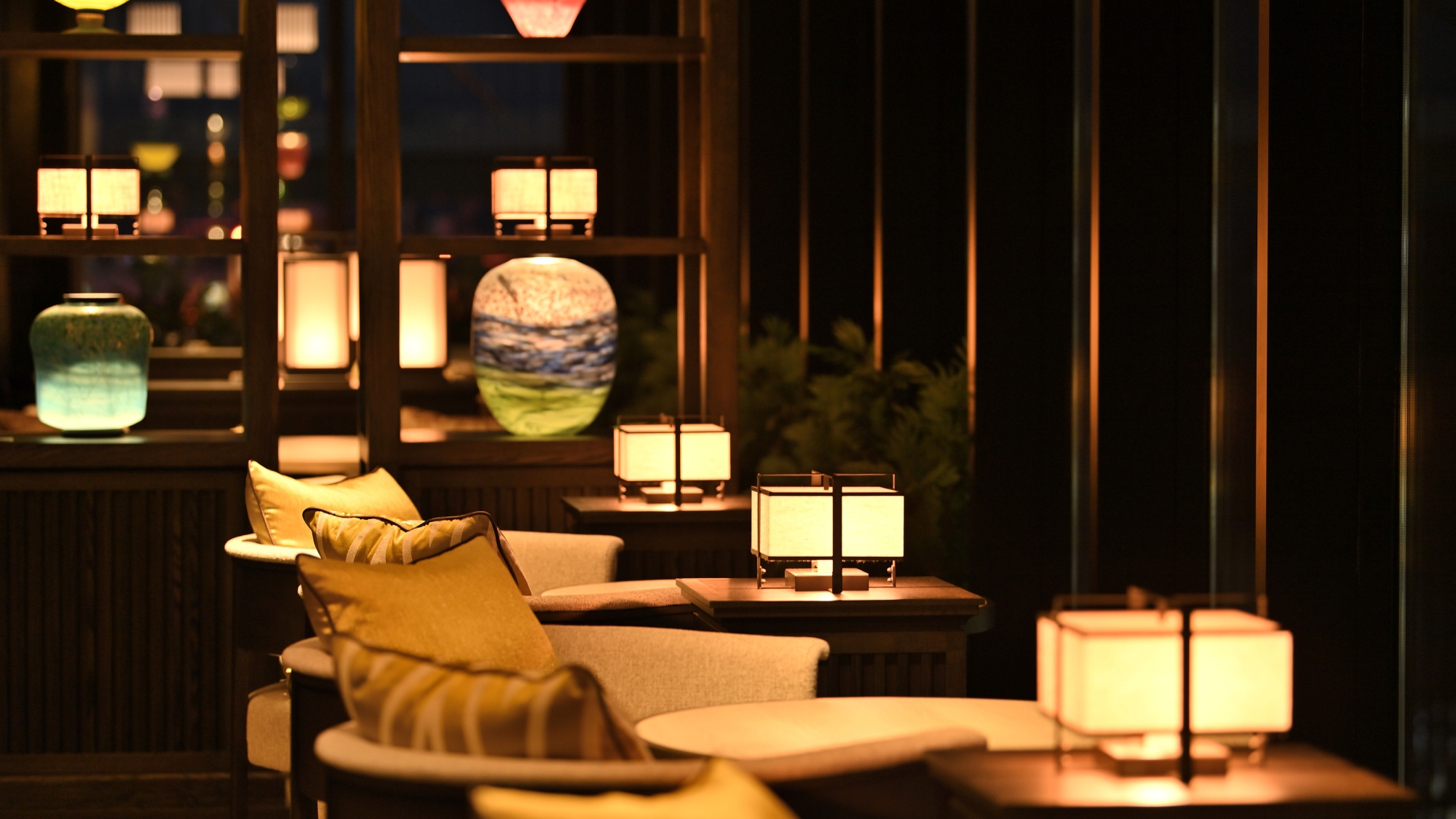 【ダイニング】朝夕はダイニング、夜はバーとして。時間帯で様々な表情を見せるダイニングルーム。