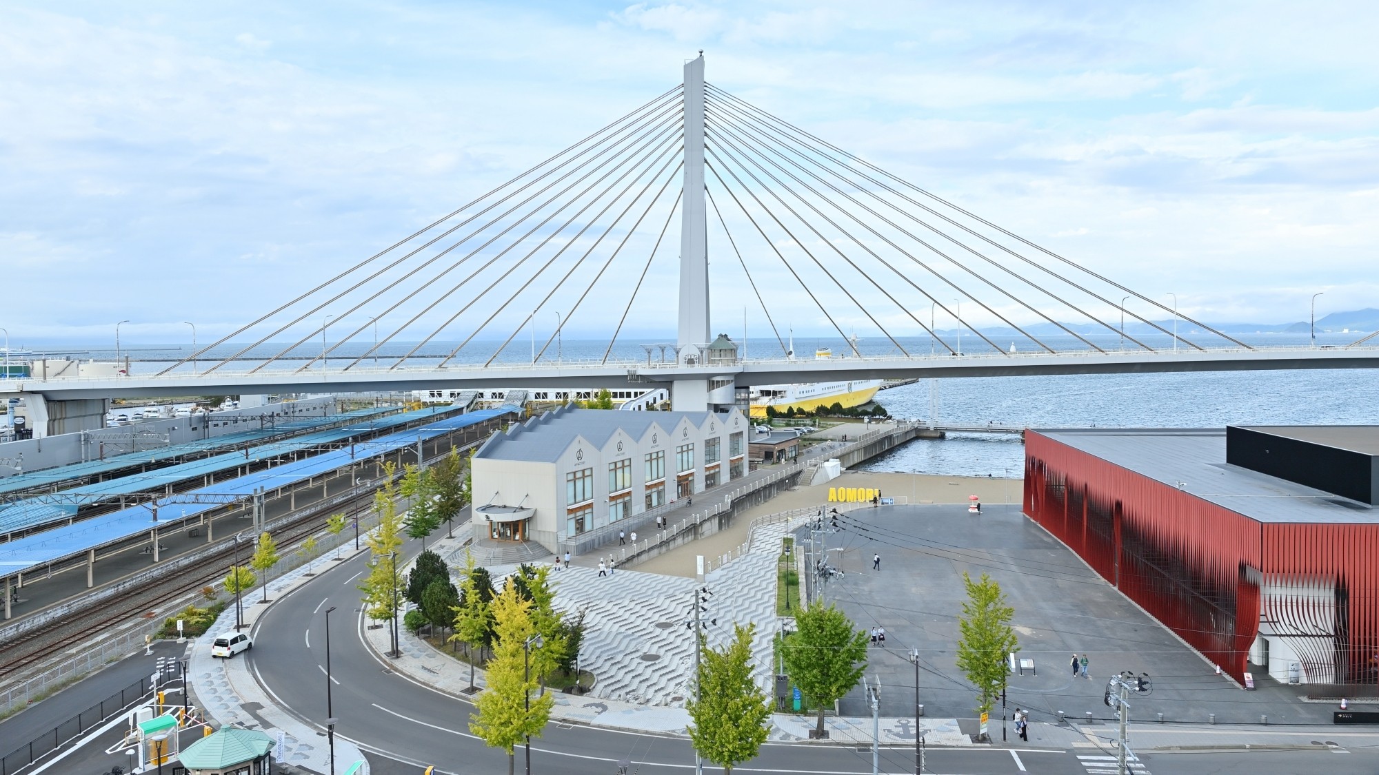 【館内施設】「ウェルネスセンター」青森市中心市街地を一望できるウッドデッキで穏やかに過ごす。