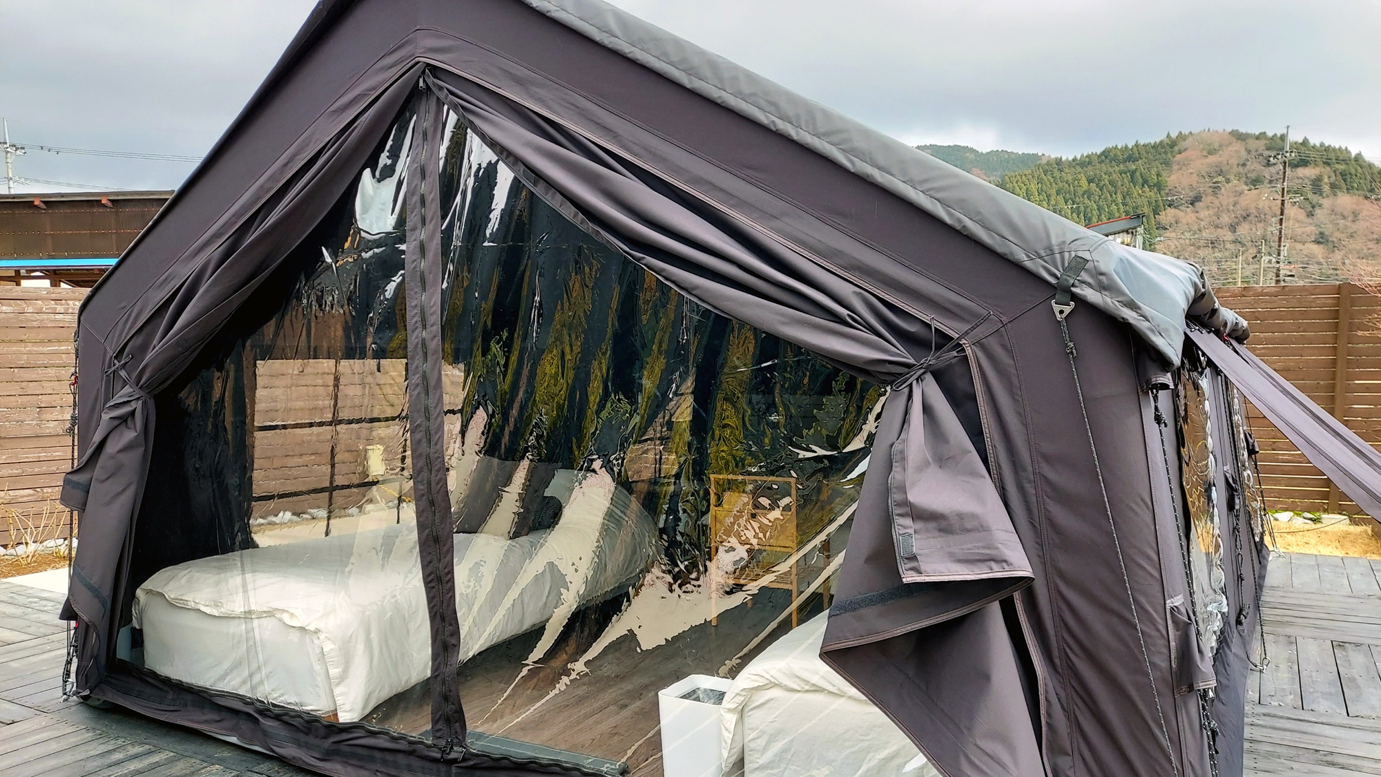 【グランピングテント】テント内からも外の景色をお楽しみいただけます。