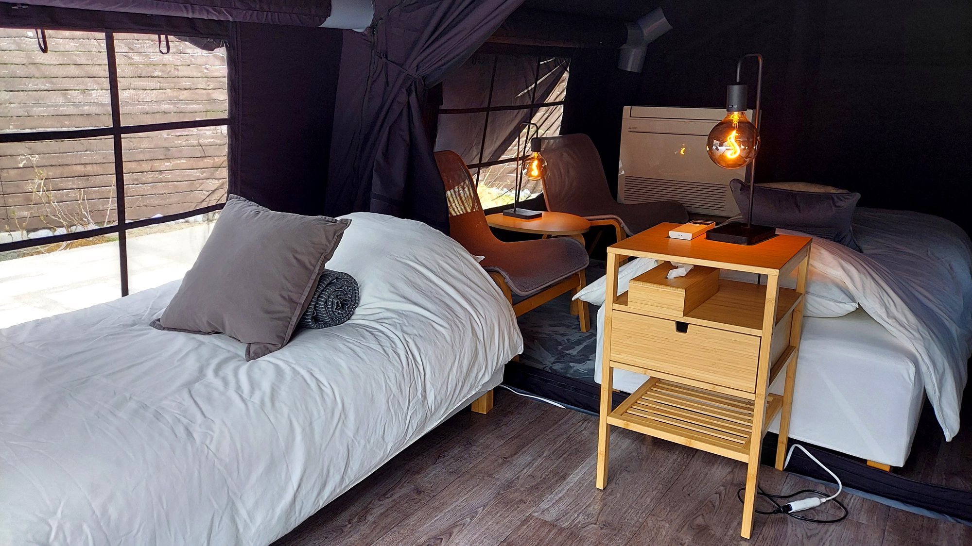 【グランピングテント】テント内は冷暖房完備！ベッドで快適にお過ごしいただけます。