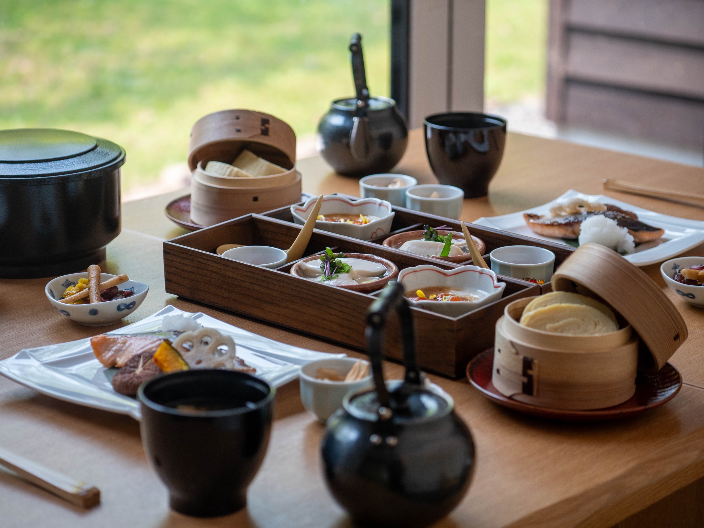 朝の森に包まれる｜料理長こだわりの和朝食付きステイ（平日限定）