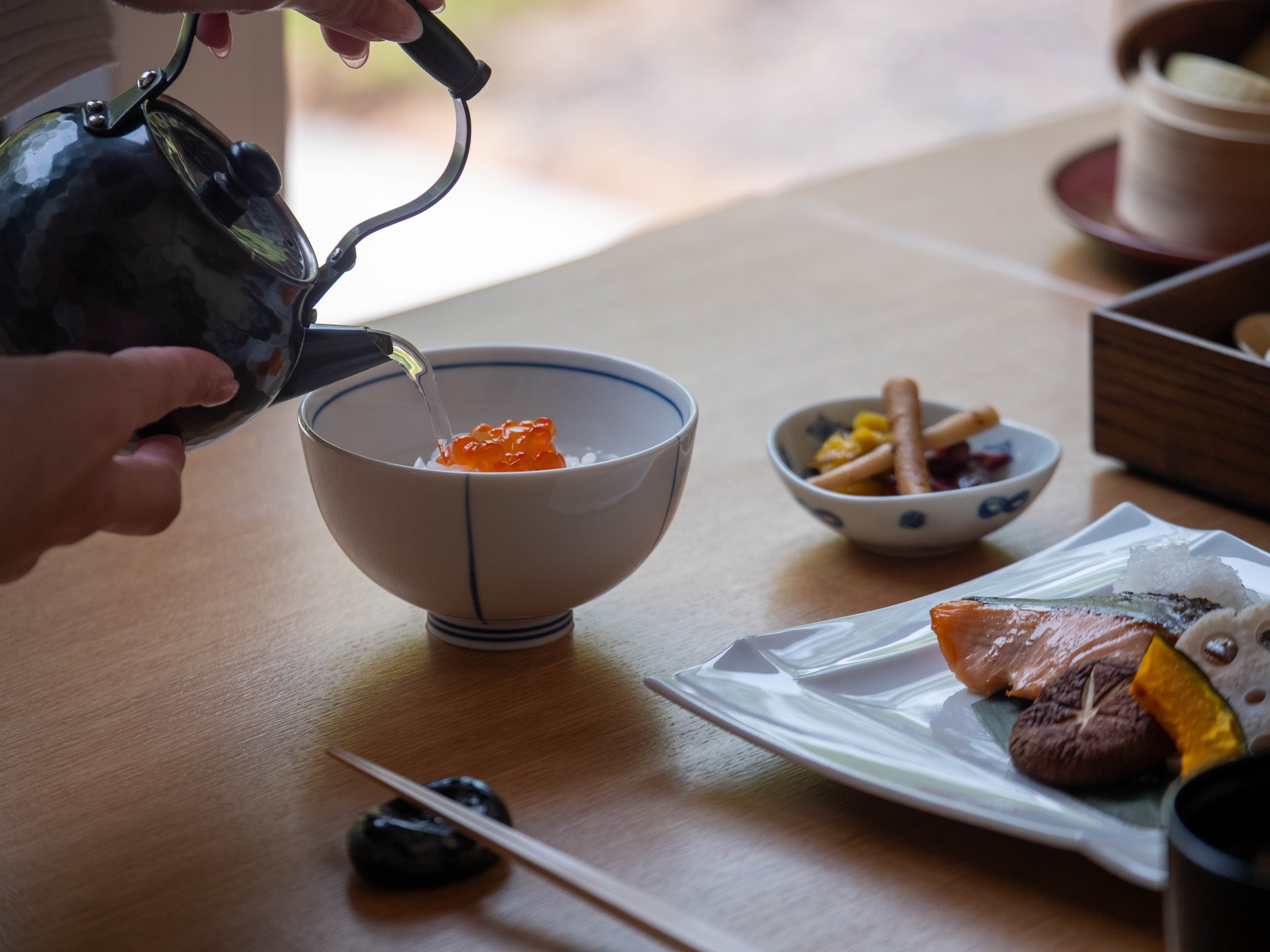 朝の森に包まれる｜料理長こだわりの和朝食付きステイ（平日限定）