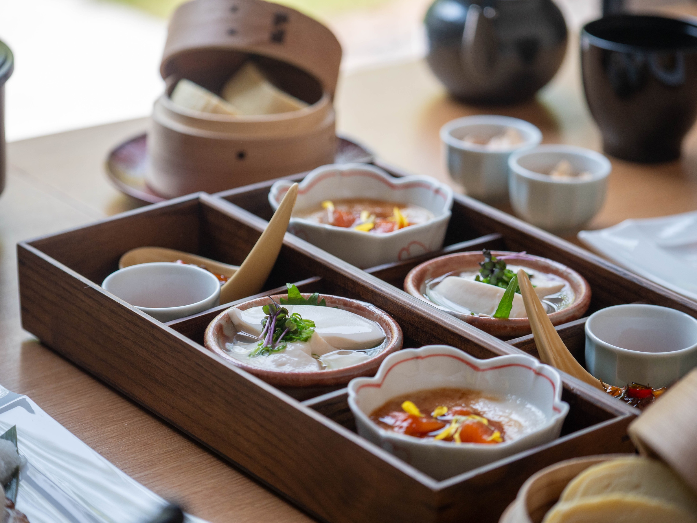 朝の森に包まれる｜料理長こだわりの和朝食付きステイ（平日限定）