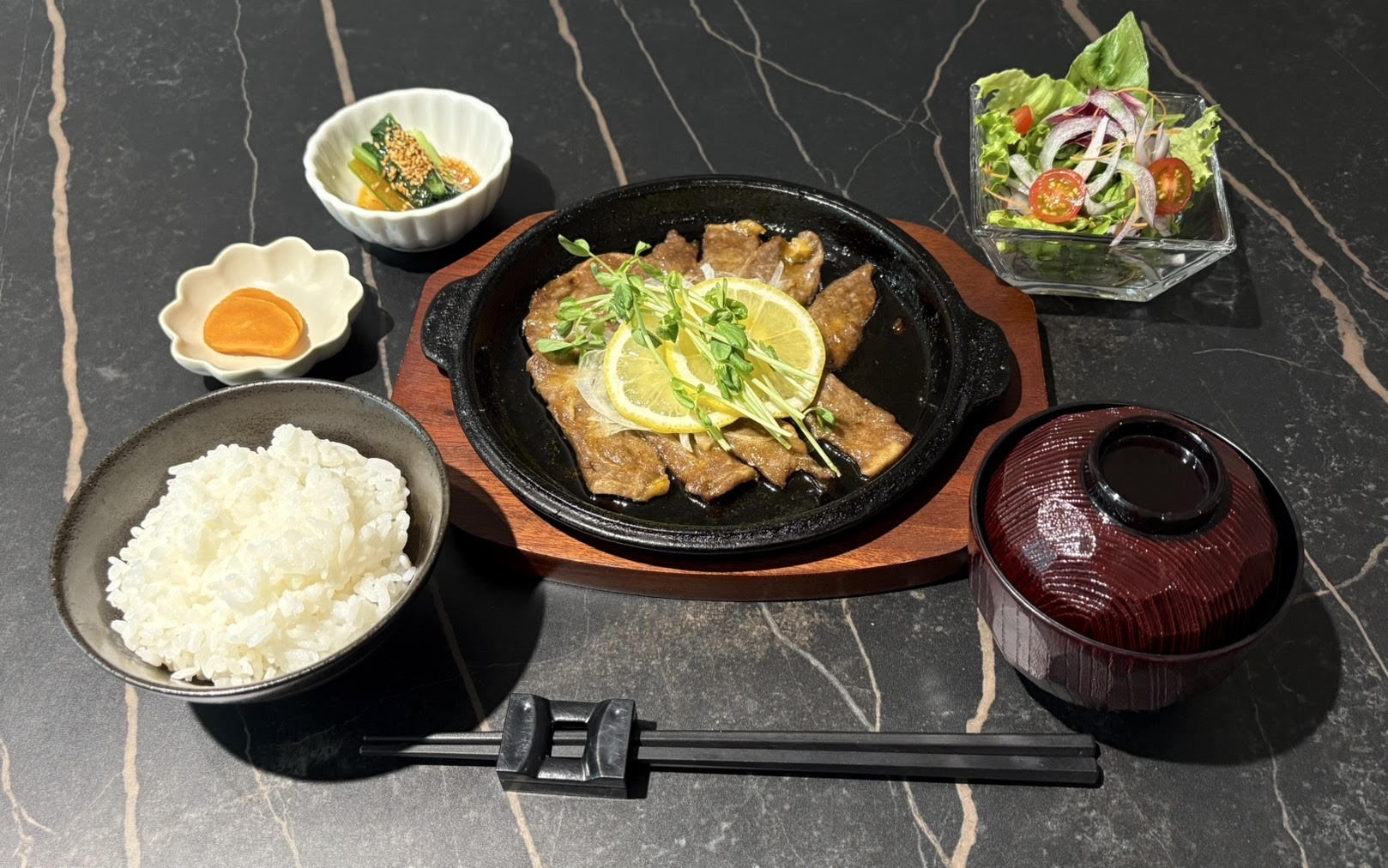【現金支払い限定】ツイン１泊２食プラン『かもす温泉化粧水プレゼント企画』