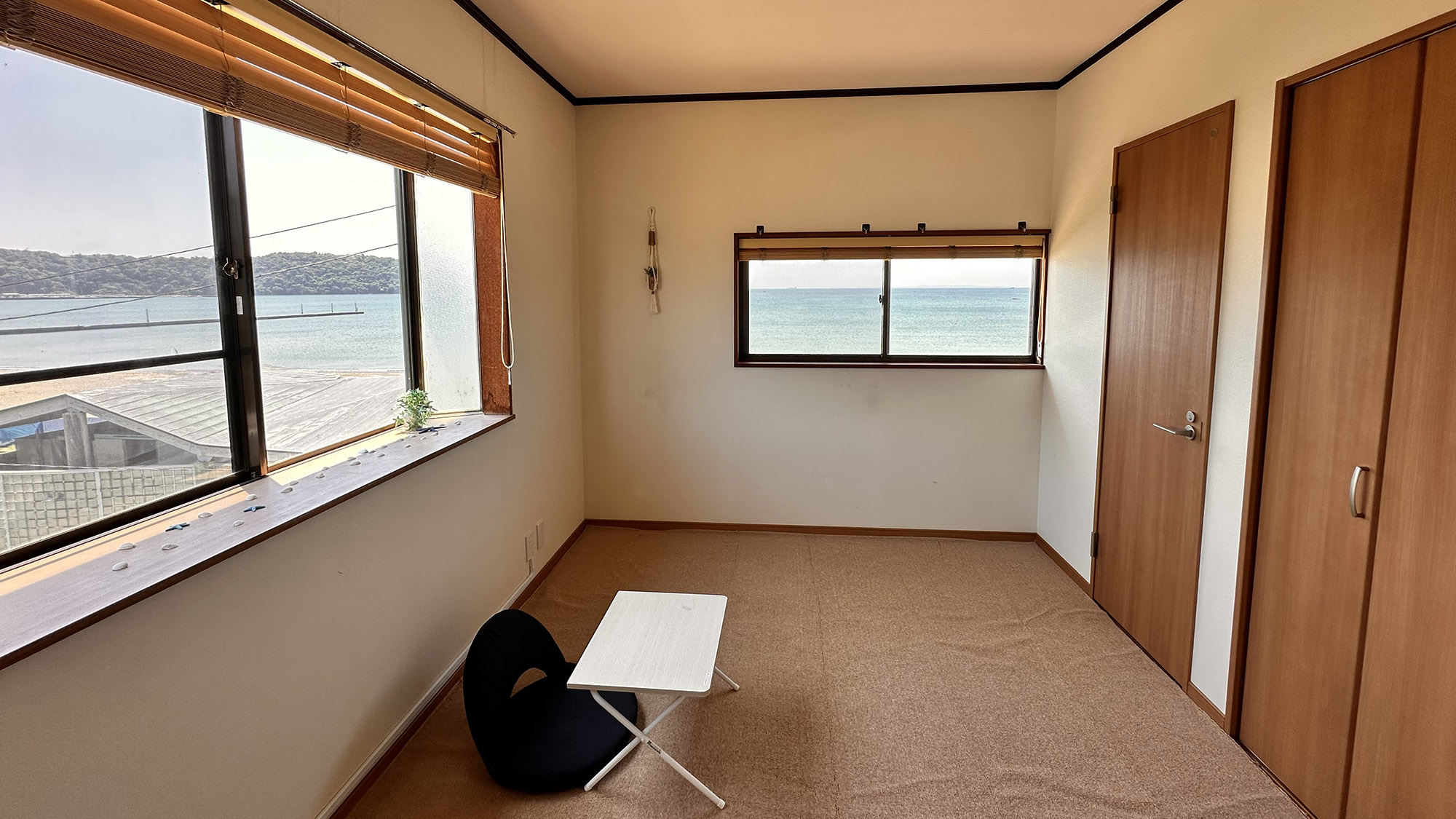 ・【3名様用洋室】長期滞在も可能。少し足を延ばして鴨川シーワールドやマザー牧場などを満喫できます