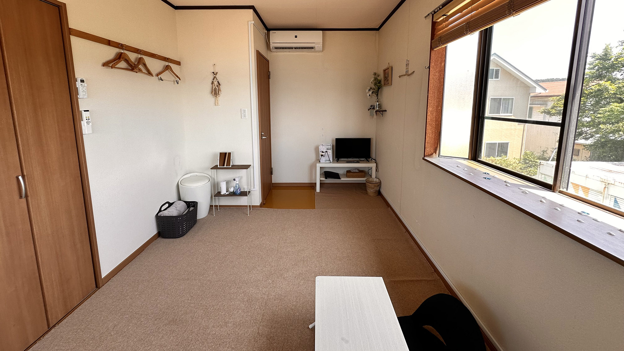 ・【3名様用洋室】シンプルで過ごしやすいお部屋です。ワーケーションなど様々な用途でご利用いただけます