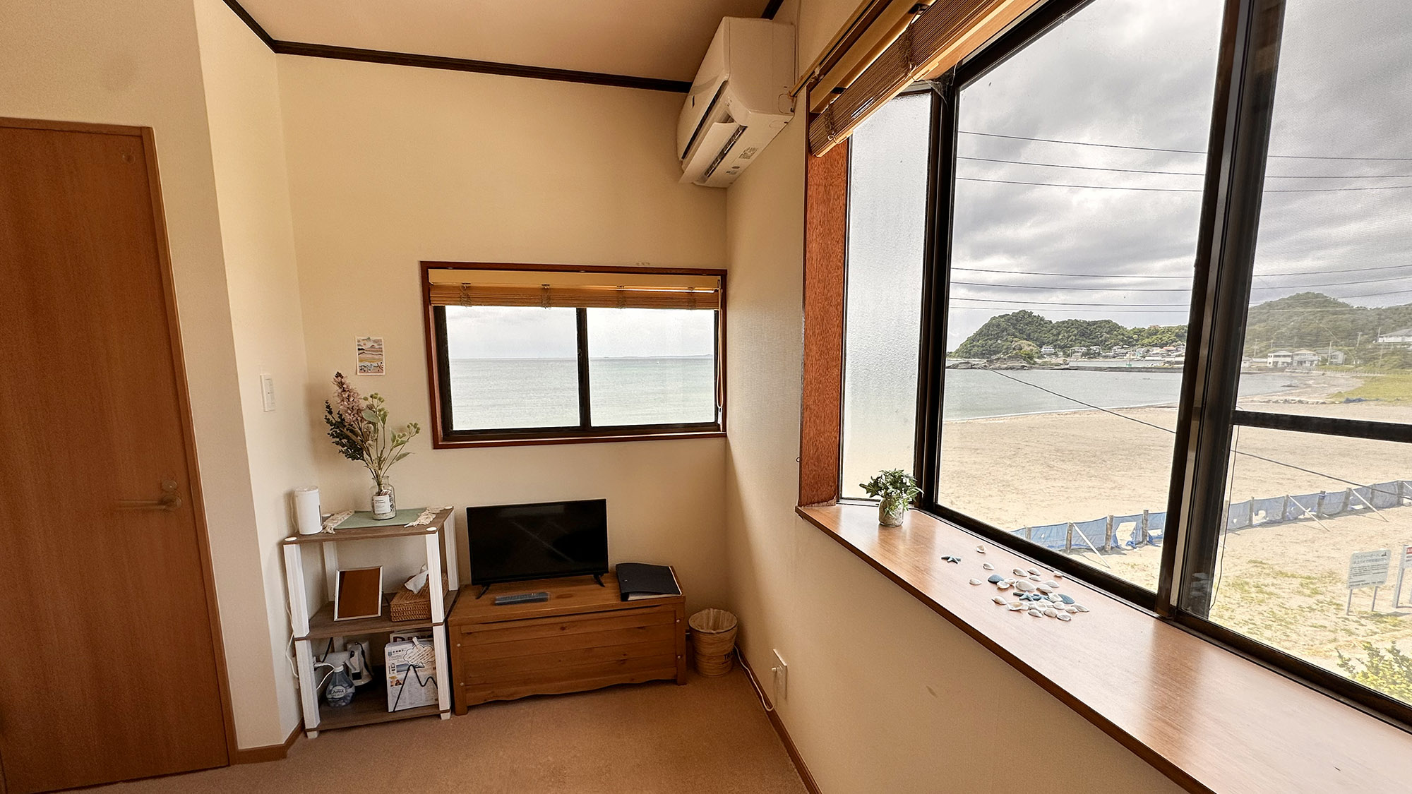 ・【2名様用洋室】シンプルで過ごしやすいお部屋です。ワーケーションなど様々な用途でご利用いただけます