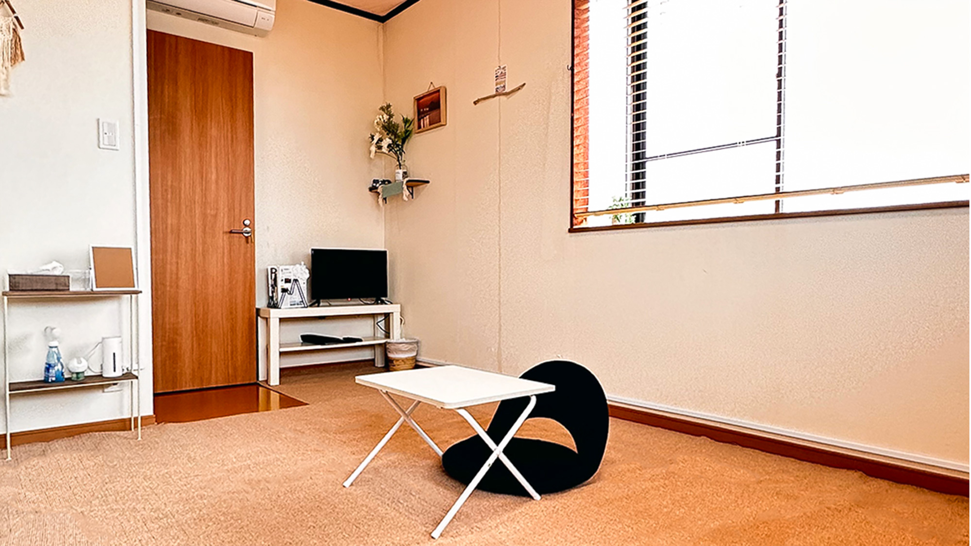 ・【3名様用洋室】二面の窓からパノラマのように海の様子を眺められます