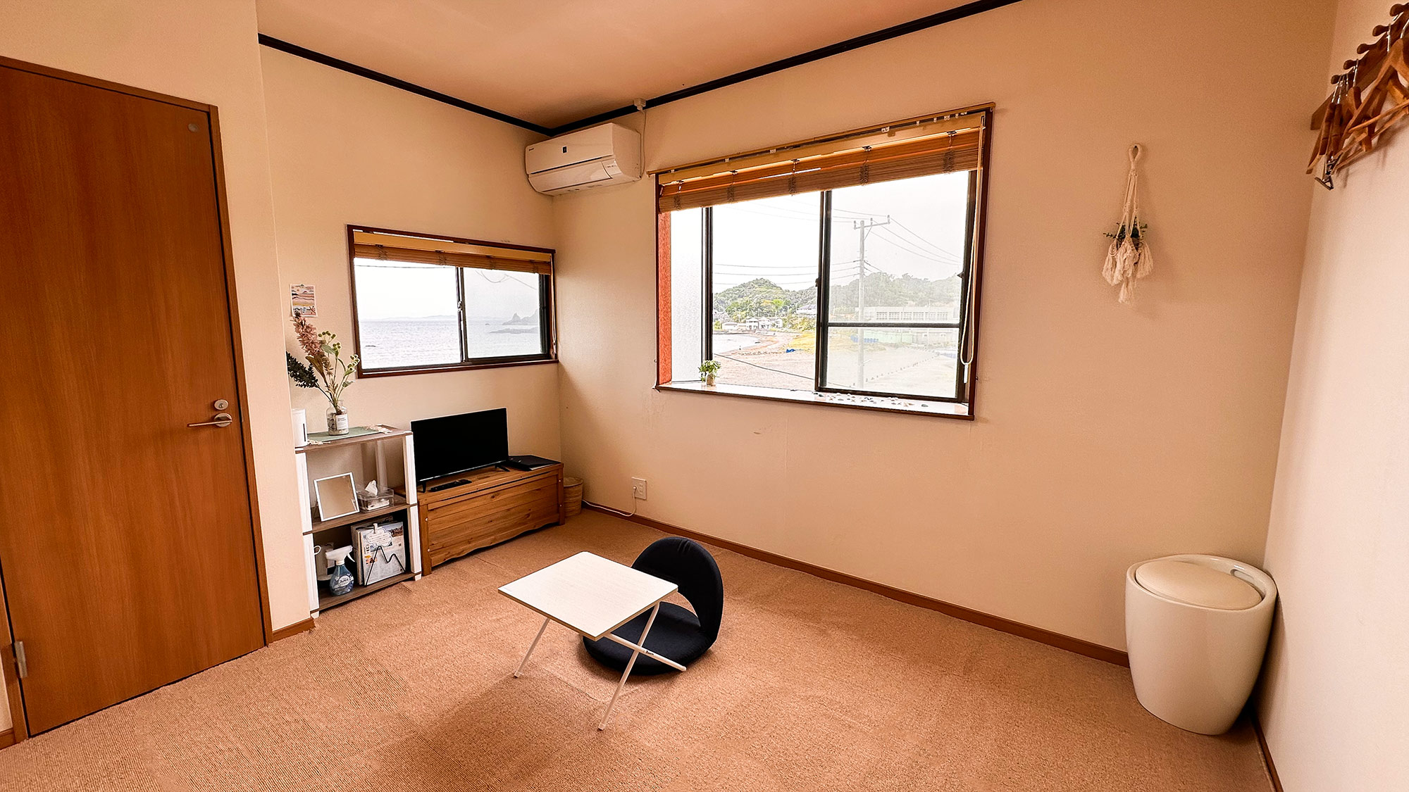 ・【2名様用洋室】コンパクトなお部屋ですが、窓の外には山と海に囲まれた景色が広がります