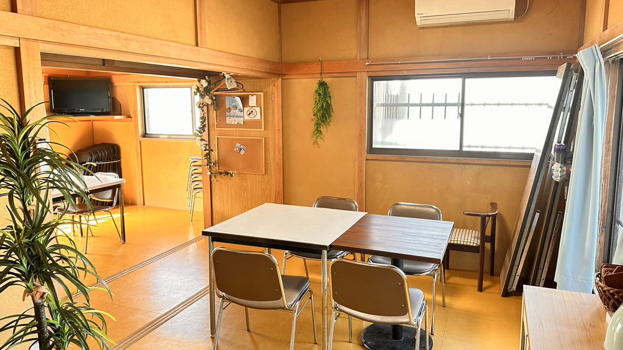 ・【共用ダイニング】テーブルや椅子はご利用人数に合わせて自由にお使いください