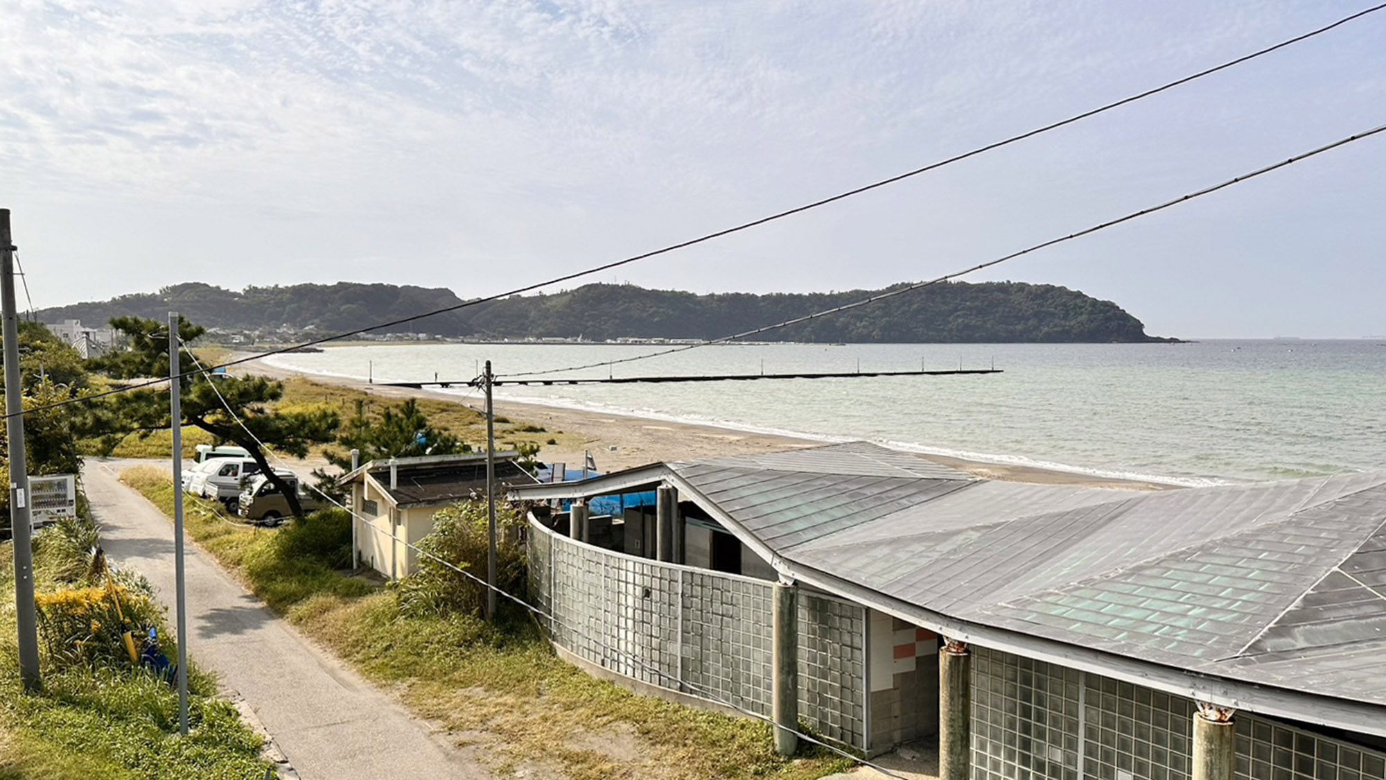 ・【3名様用洋室】夏は海水浴客でにぎわう原岡海岸。朝、静かにお散歩できるのは宿泊者の特権です