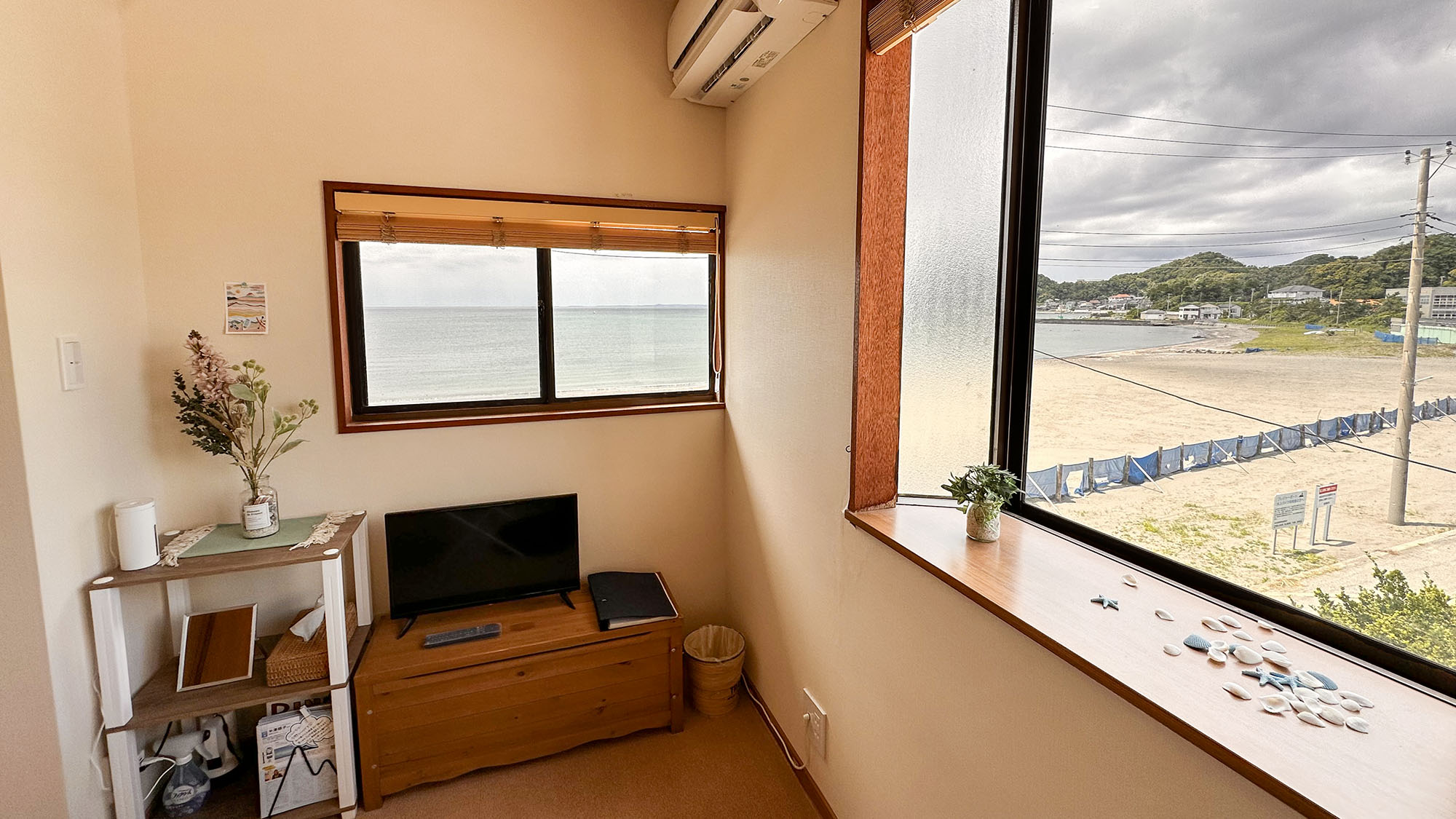 ・【2名様用洋室】テレビを完備。滞在先でもお気に入りのテレビをご覧ください