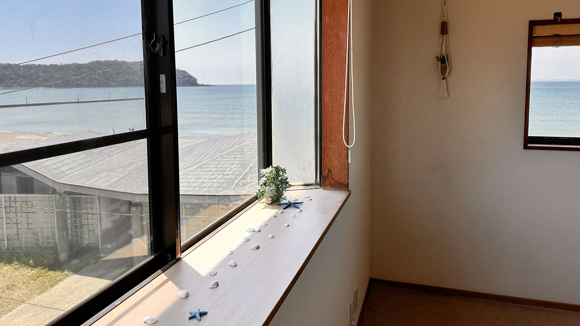 ・【3名様用洋室】かわいい海のインテリアが窓辺に並ぶ明るいお部屋です