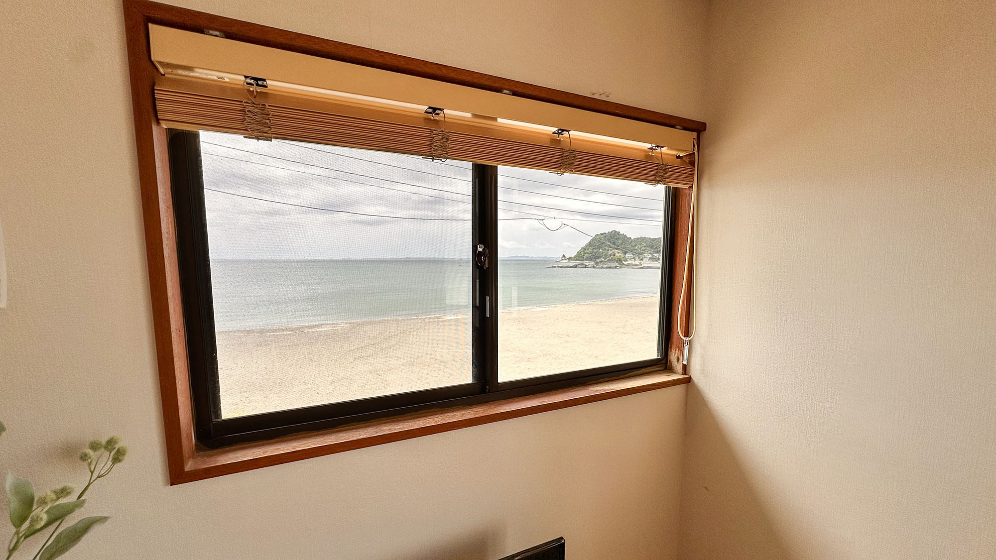 ・【2名様用洋室】海は目の前！自然を近くに感じて、思い思いの時間をお過ごしいただけます