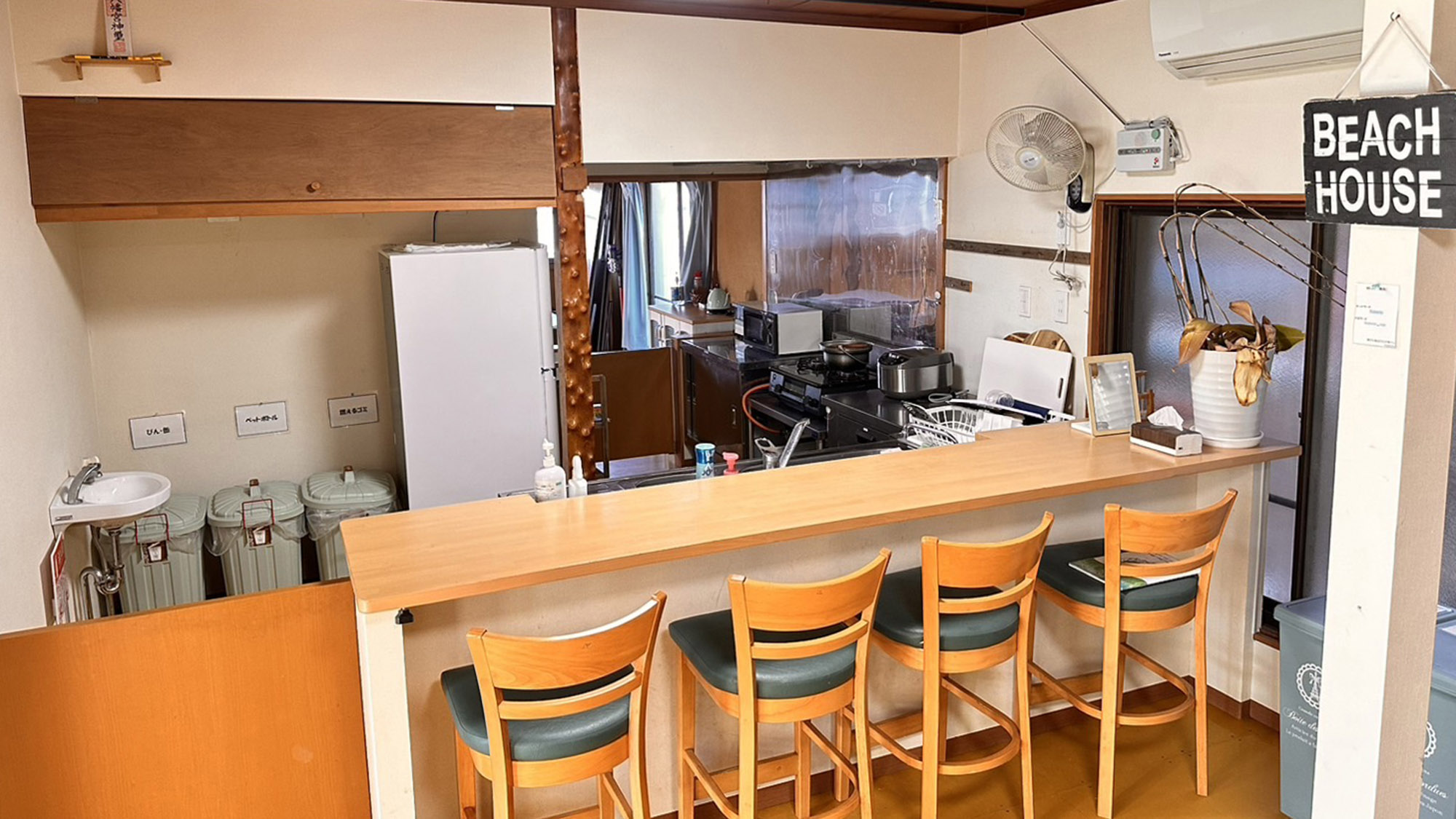・【共用キッチン】カウンター式キッチンは、調理中の会話も楽しめます