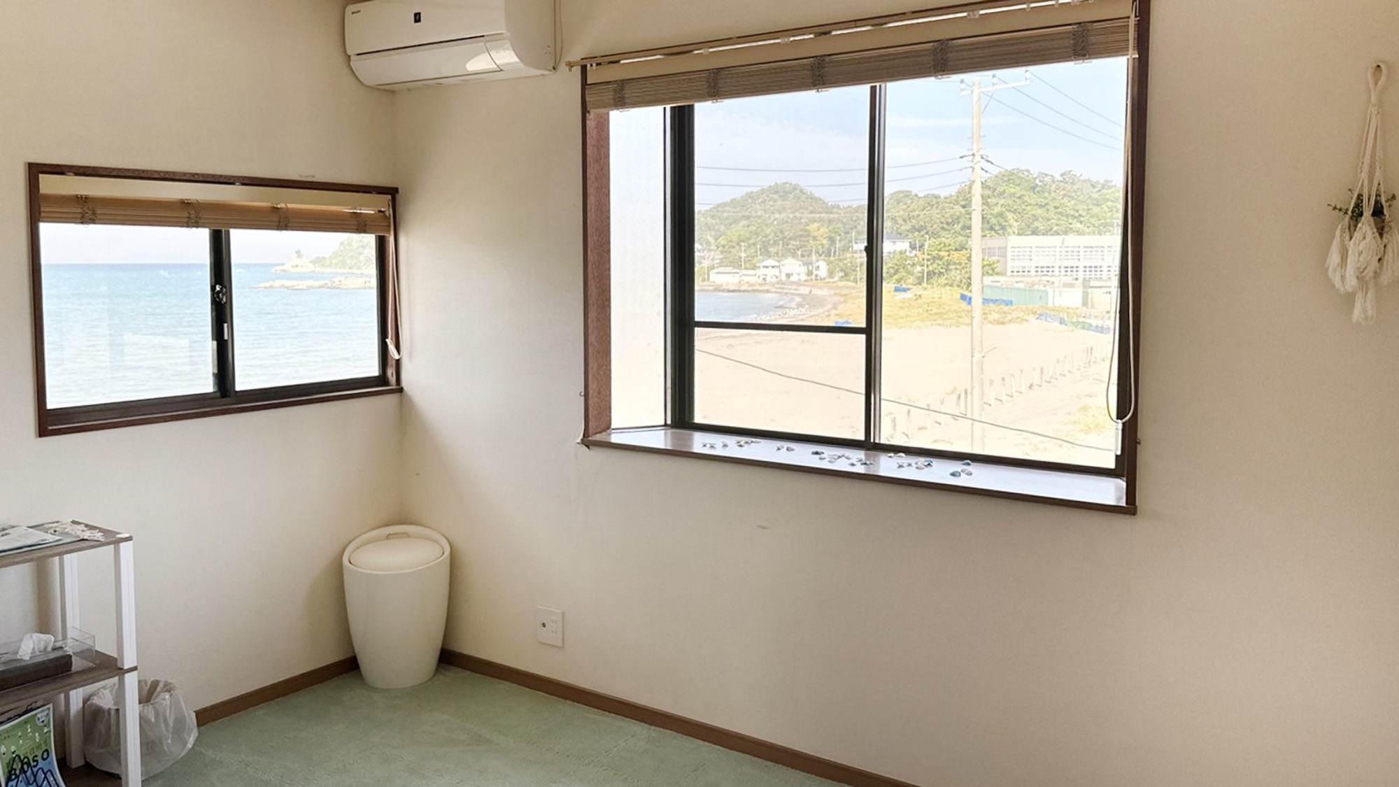 ・【2名様用洋室】コンパクトなお部屋ですが、窓の外には山と海に囲まれた景色が広がります