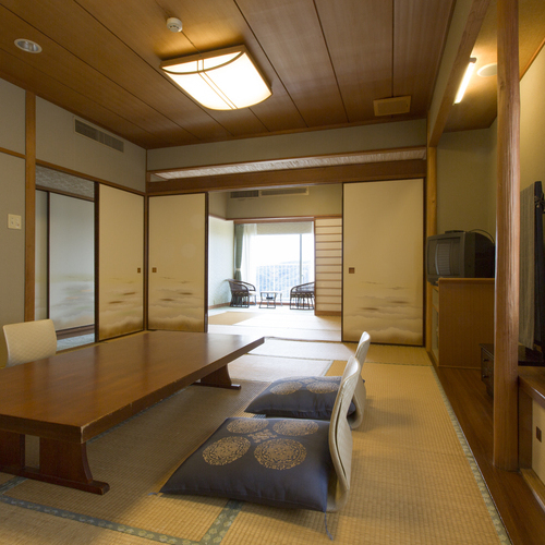 [Kamar bergaya Jepang 2 kamar (12 tikar tatami + 6 tikar tatami)] Kamar yang luas dengan 2 kamar, 12 tikar tatami dan 6 tikar tatami.