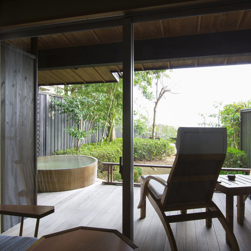 [Hinoki] A guest room with a private open-air bath overlooking the sea, a Japanese-style room with 10 tatami mats.