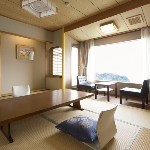 [Pemandangan indah sisi laut kamar bergaya Jepang 10 tikar tatami] Silakan rasakan ketenangan pikiran dalam kehangatan kayu dan pemandangan laut yang luar biasa.