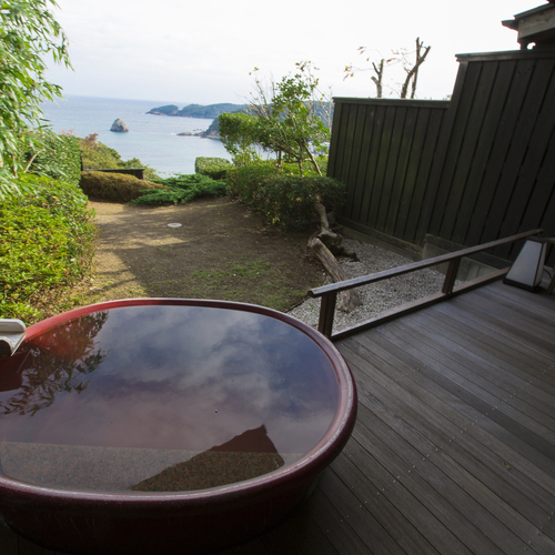 [Pottery] A guest room with a private open-air bath overlooking the sea, a Japanese-style room with 10 tatami mats.