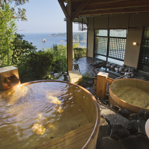 [Gozan-no-Yu] While being wrapped in the warmth of wood, the moisturizing effect of the famous hot spring flowing from the source creates beautiful skin.
