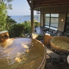 【五山の湯】木の温もりに包まれながら、源泉かけ流しの名湯による保湿効果が美肌を作ります。