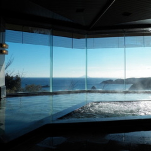 【鎌倉の湯】内湯　窓いっぱいに美しい海景色が広がり、大海原に湯浴みする心地で心も体も癒されます。