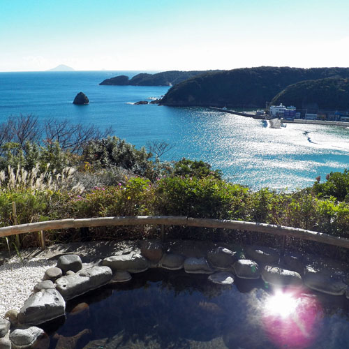 【洛東の湯】大浴場「桃山」に隣接する露天風呂で、外浦の美しい景色をひとり占めできます。