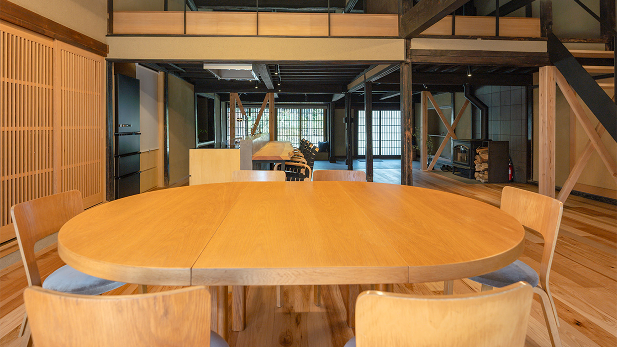 ・【OMOYAダイニング】広々としたお部屋。ワーケーションや企業合宿にもご利用いただけます