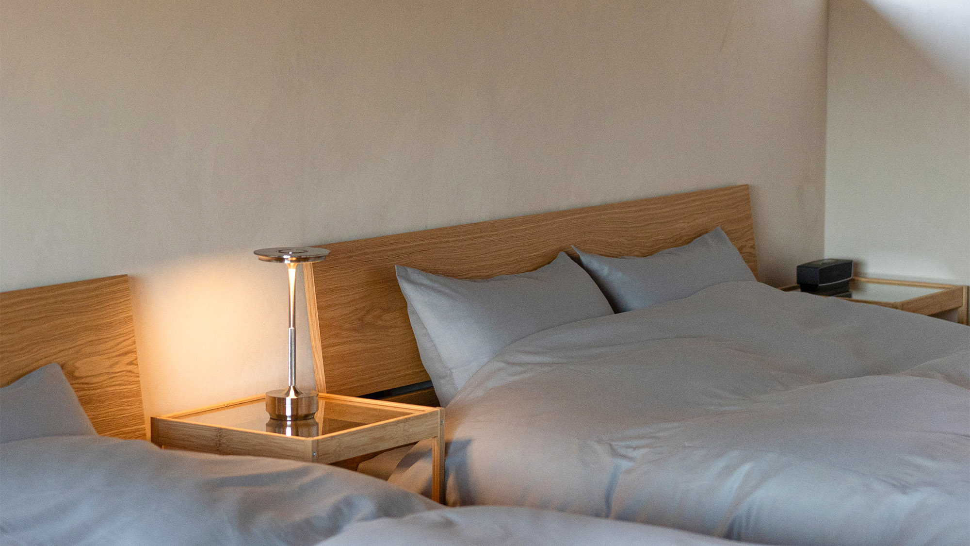 ・【OKAIKO寝室】古い建物の良さを生かしながらシンプルで居心地のよい和モダンなインテリア