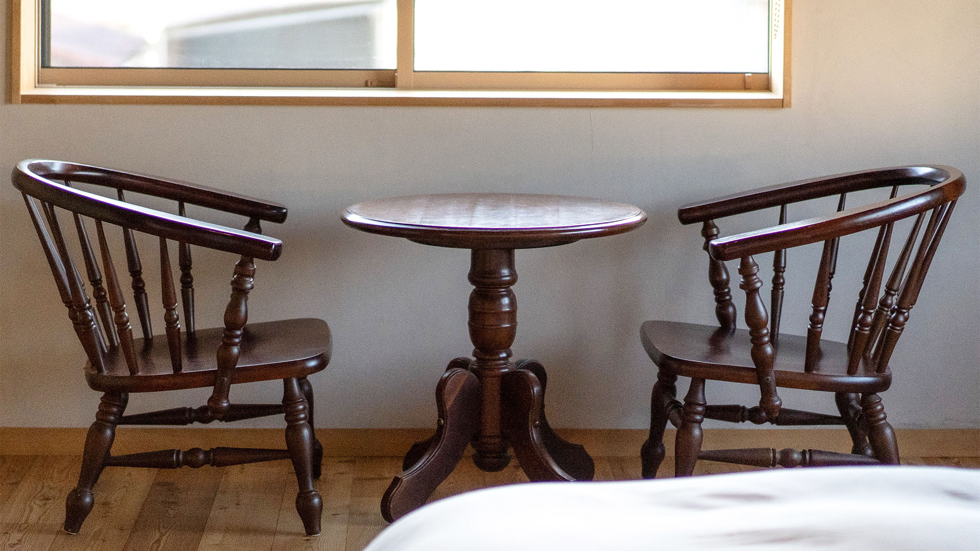 ・【OKAIKO寝室】お部屋には、ヴィンテージ家具を設置。落ち着いた空間で安らぎのひと時を