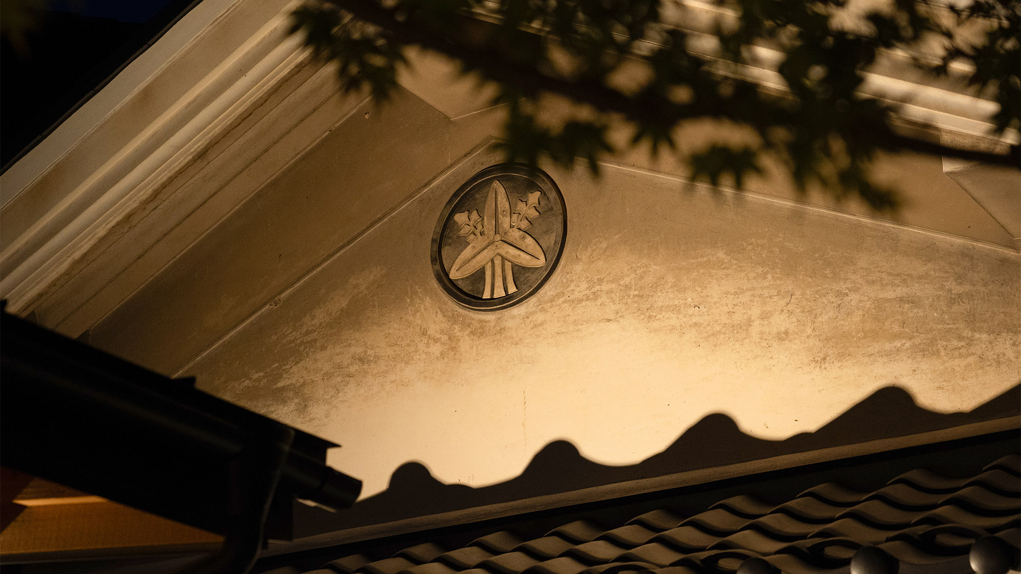 ・【中庭】重厚感のある蚕室の建物を利用したOKAIKO。壁の家紋が往時を偲ばせます