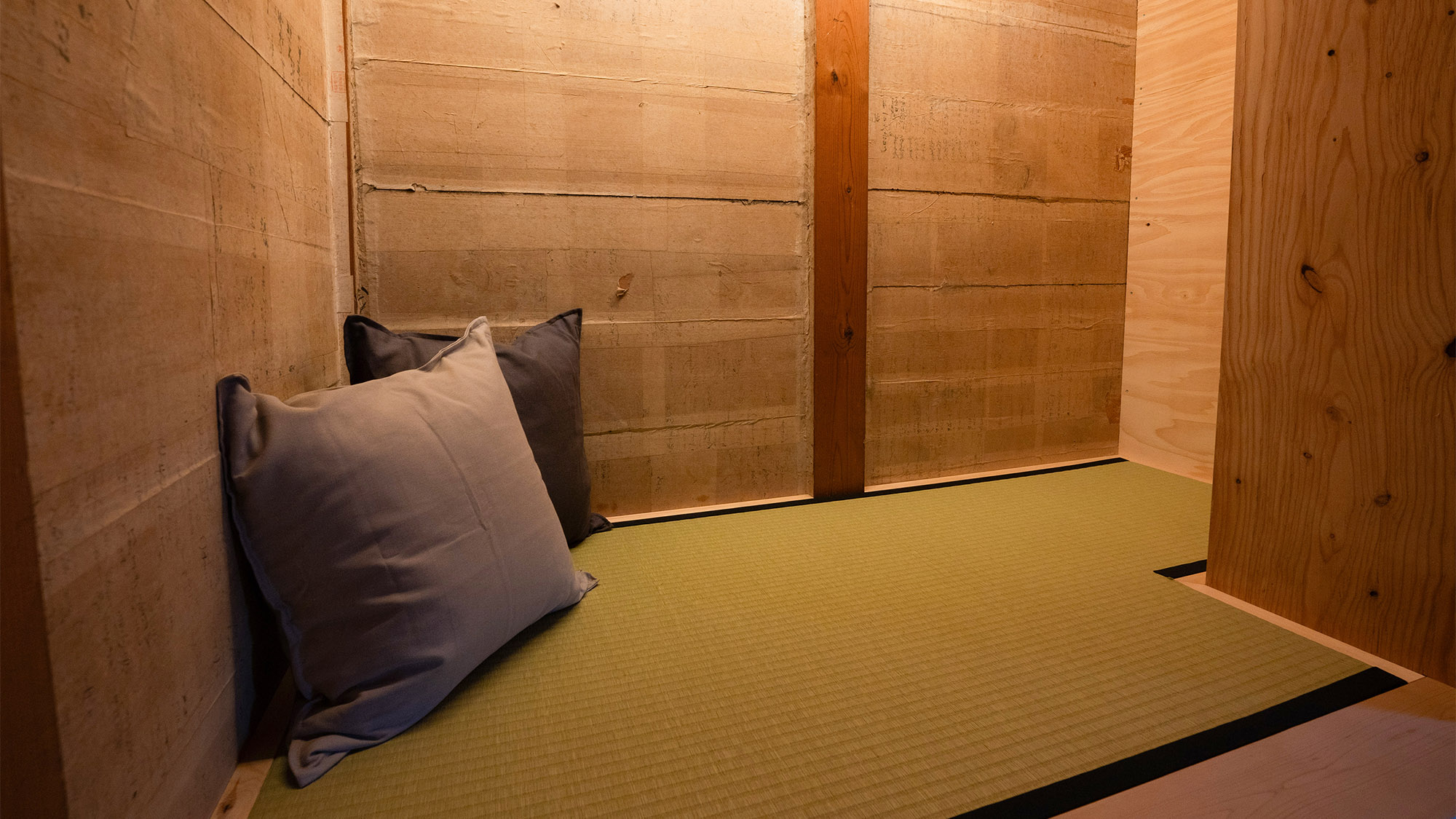 ・【DOZO図書館】分厚い土壁に囲まれたプライベートスペース。読書に没頭していただけます